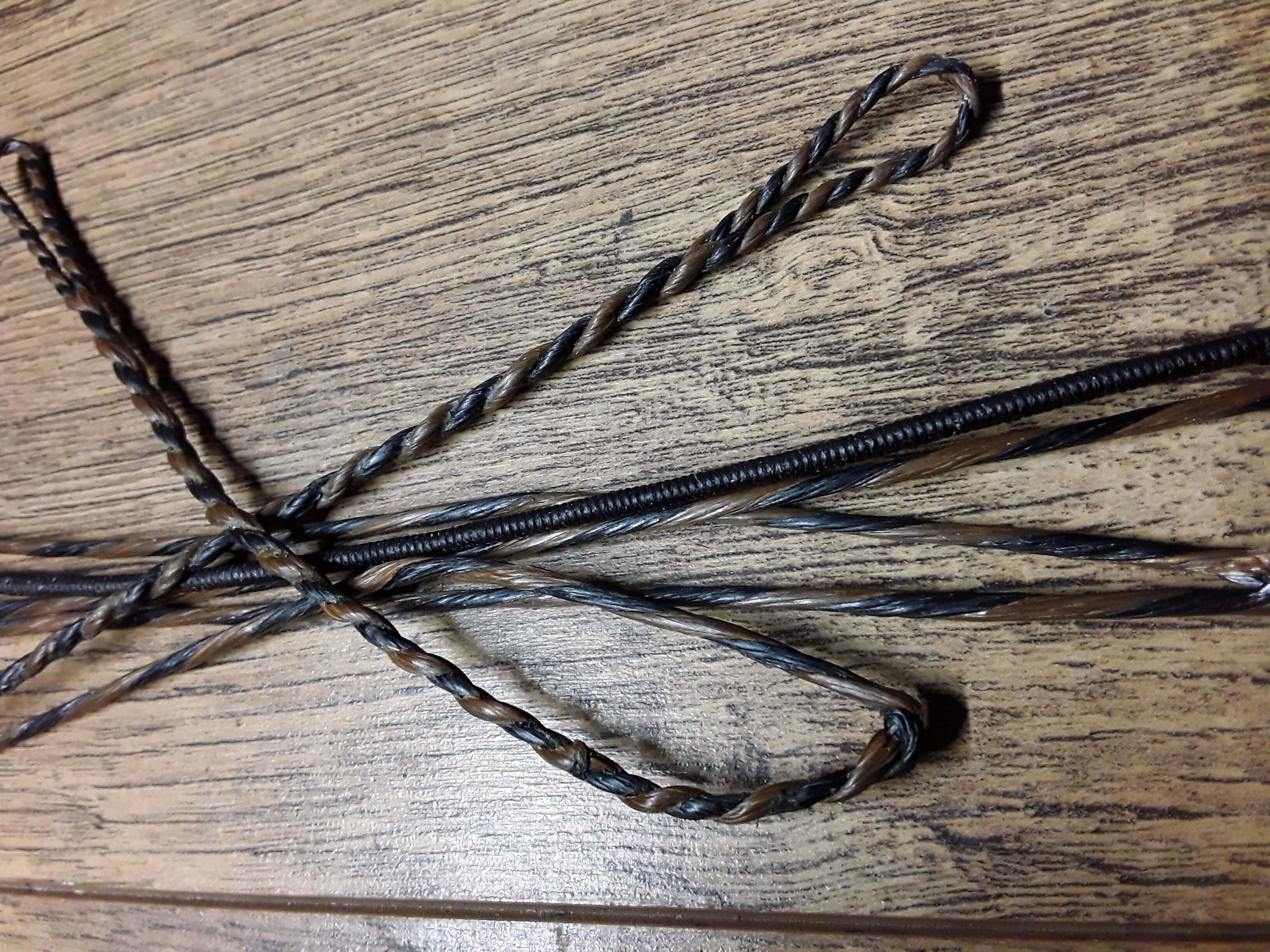 Longbow string, pre-stretched and waxed, with serving for wooden arrows.